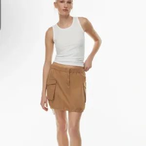 Babaton Aritzia Vessel Cargo skirt NWT Tan Utility Water Resistant Size 2
