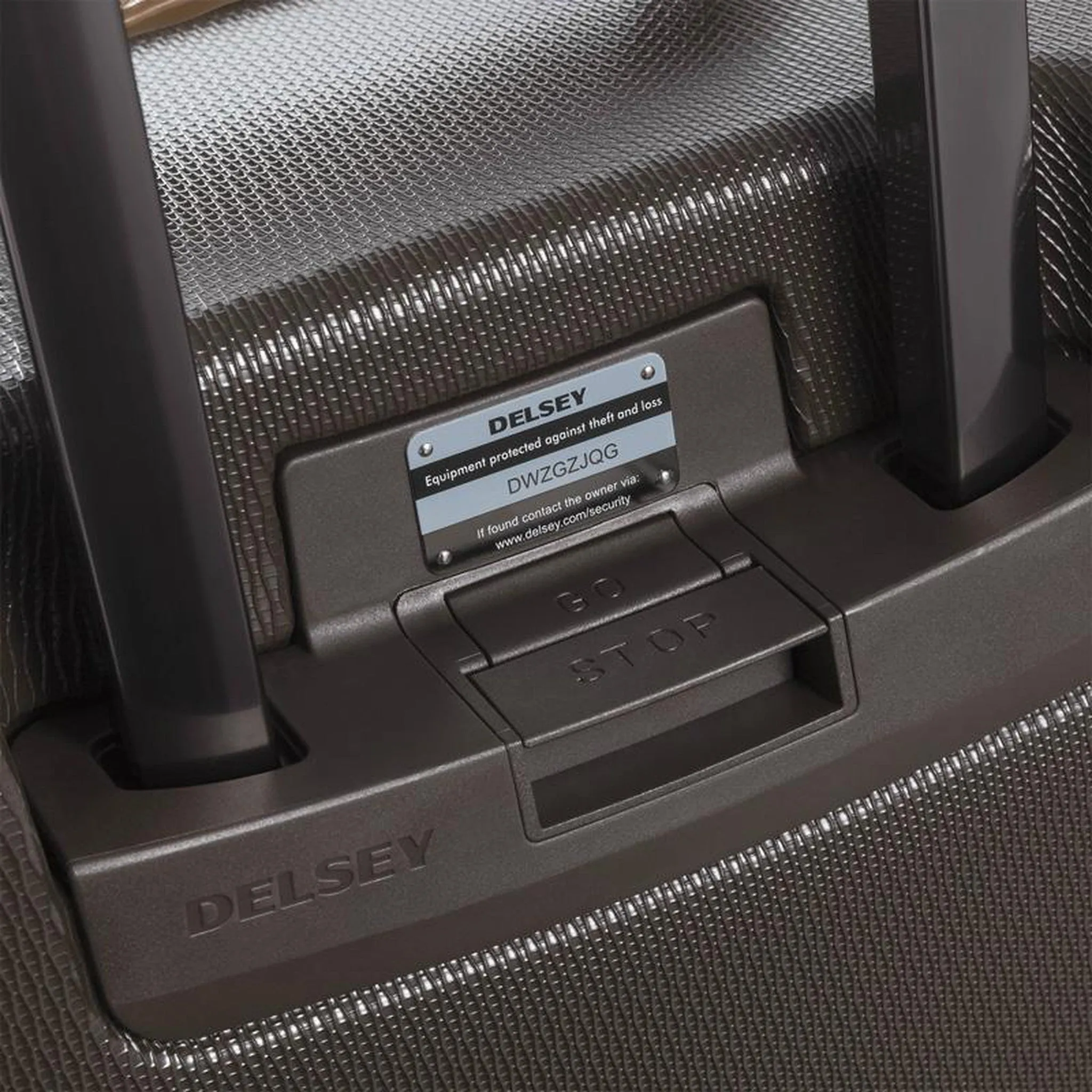 Delsey Chatelet Hard   21" Carry-On Spinner Suiter Trolley