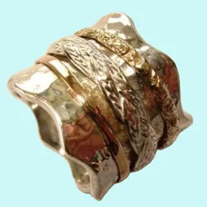Engagement spinner ring for woman