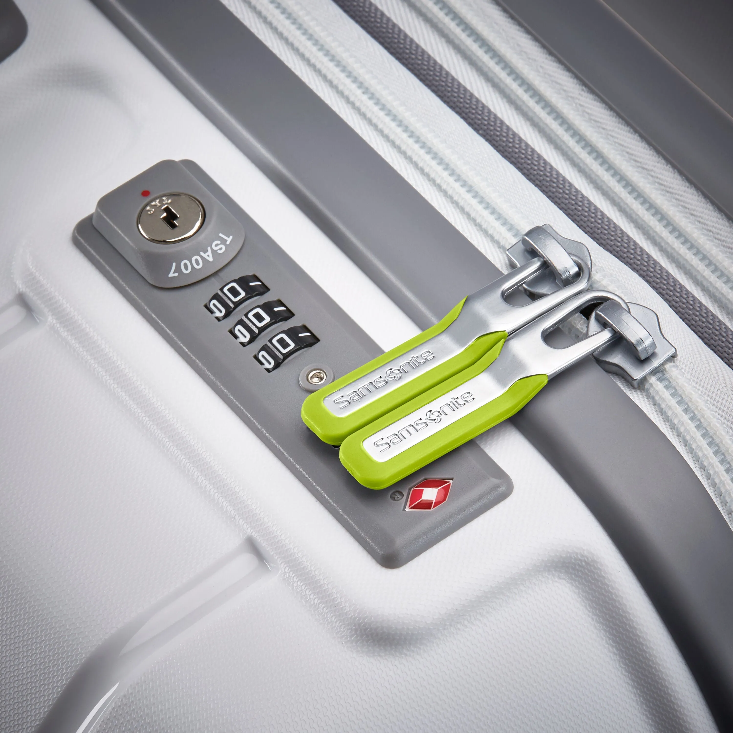 Freeform 28" Large Checked Spinner Luggage
