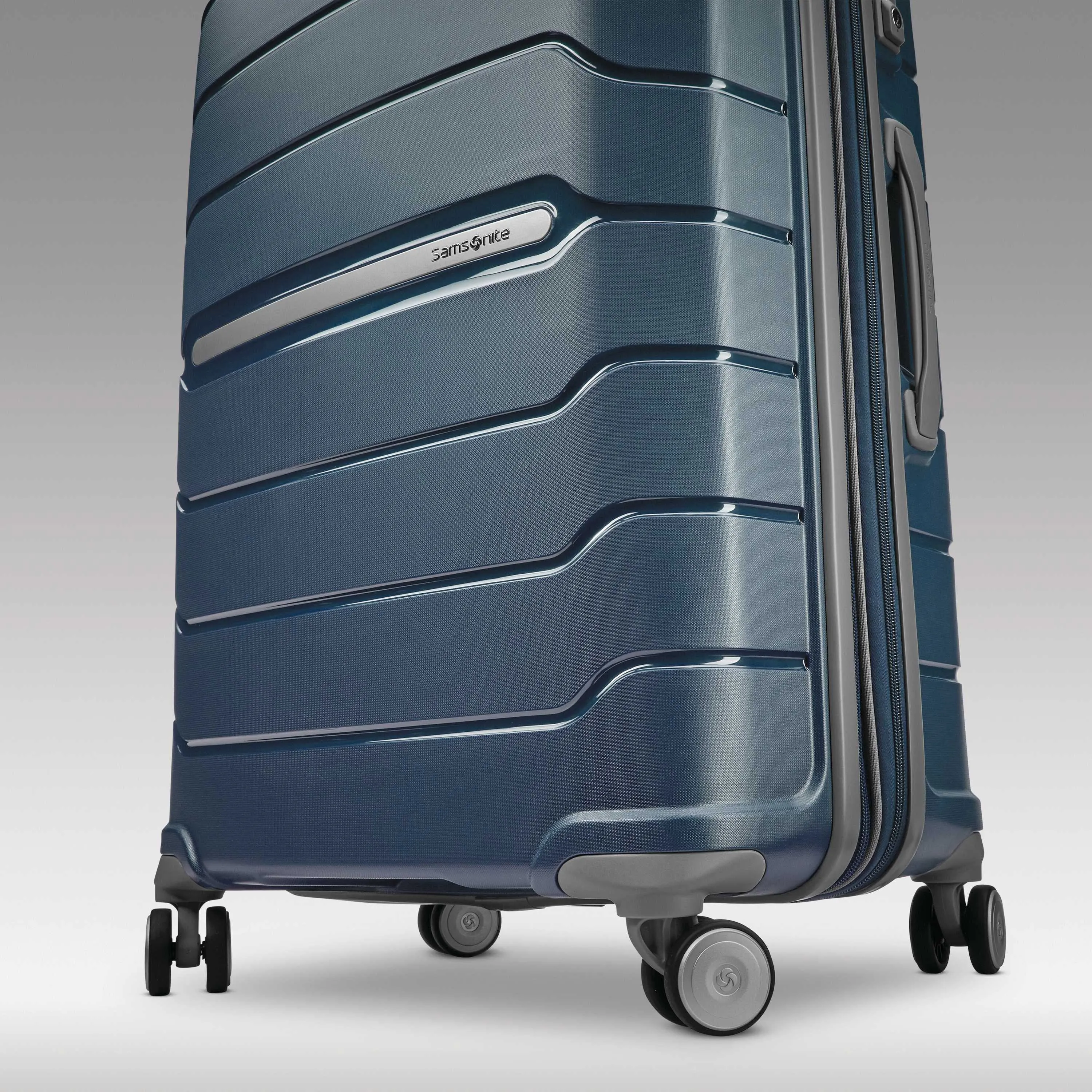 Freeform 28" Large Checked Spinner Luggage