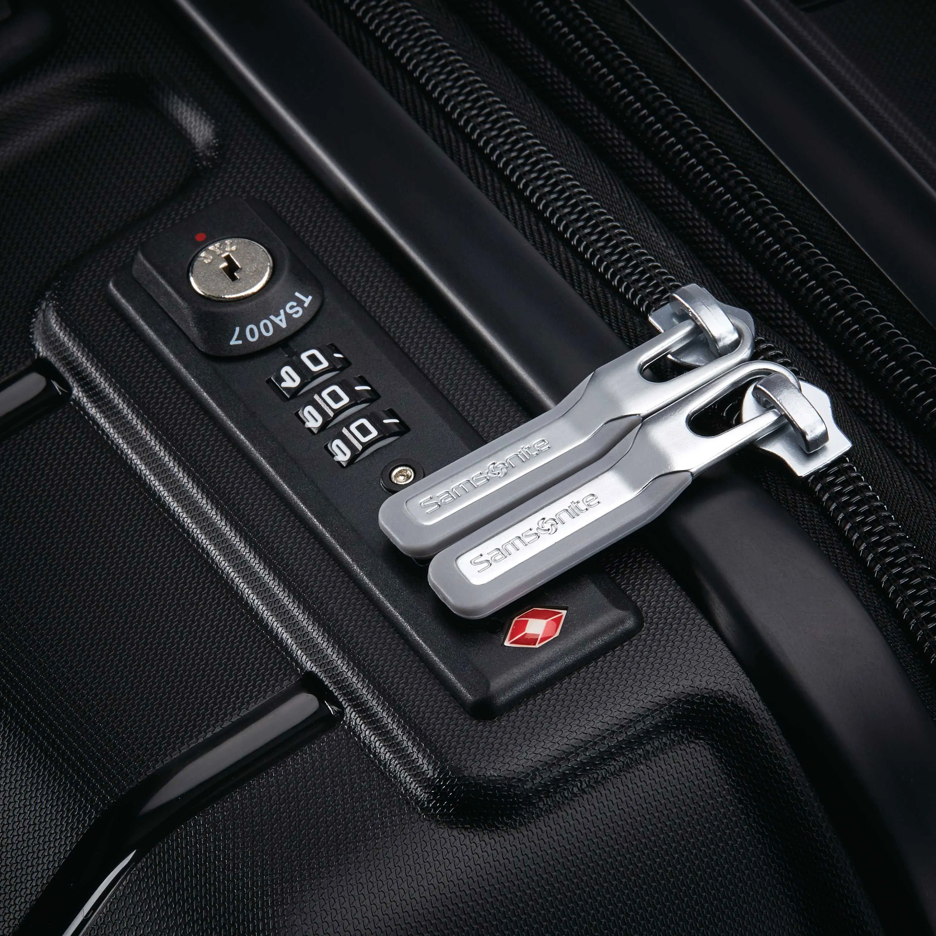 Freeform 28" Large Checked Spinner Luggage
