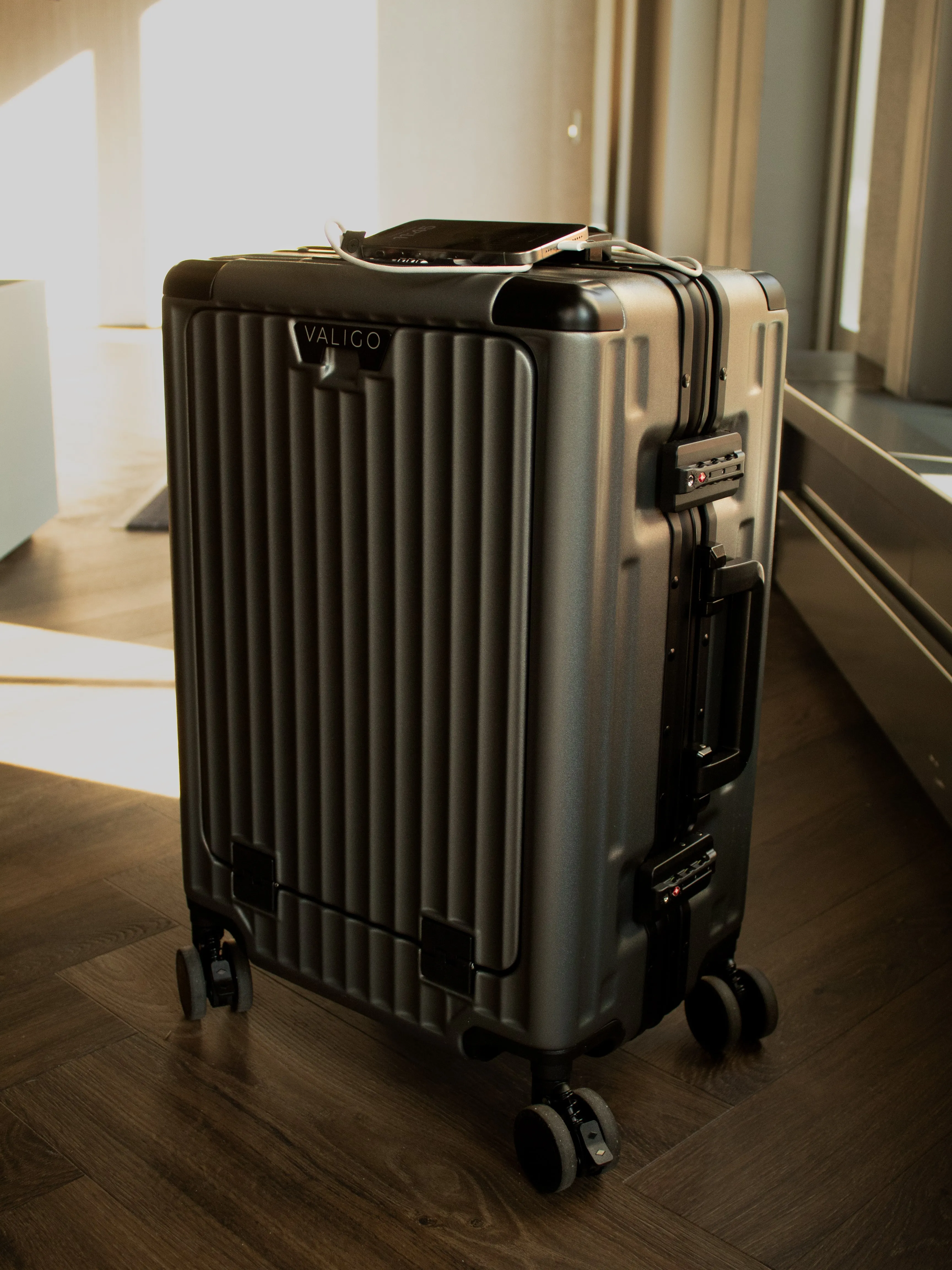 PRIME CHECKED SUITCASE GRAY | PORTABLE USB-C CHARGER