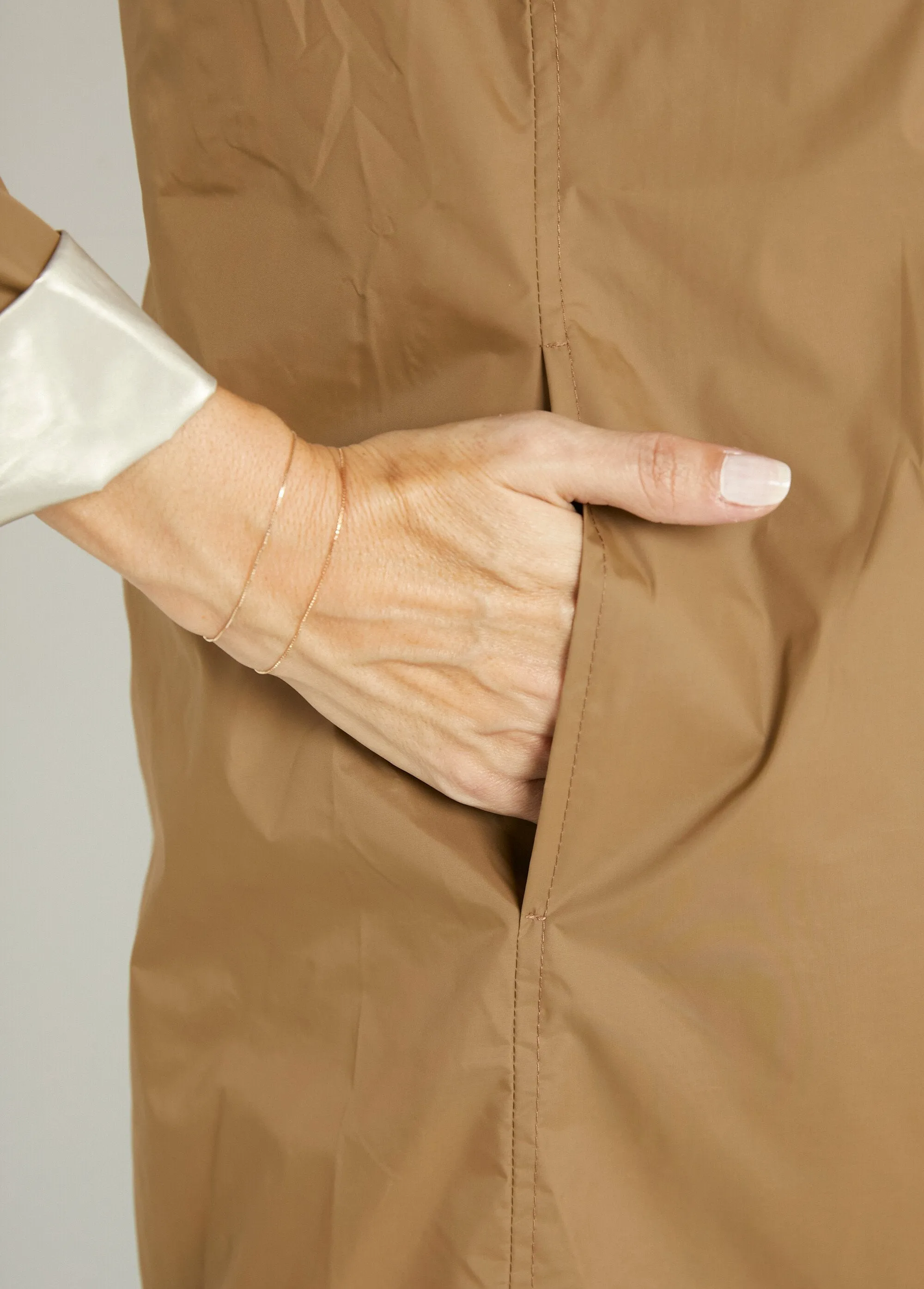 Reversible water-repellent windbreaker with zip